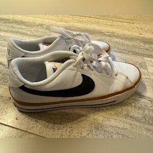 Nike White and Black Sneakers legacy court